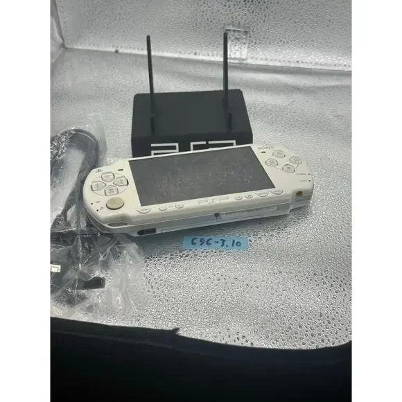 White psp 2000 w/charger & new battery - Picture 6 of 8